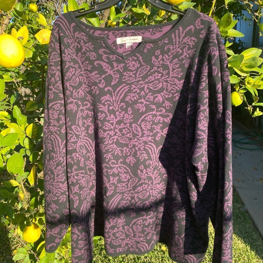 SOFT by AVENUE PURPLE & BLACK PAISLEY SWEATER Sz 26 28